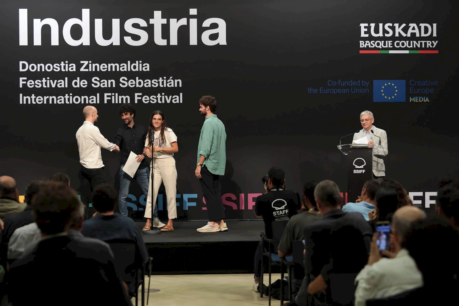 Presentation of the Elamedia Euskadi Post-Production Award. Albert Kuhn and Naomi Pacifique.
