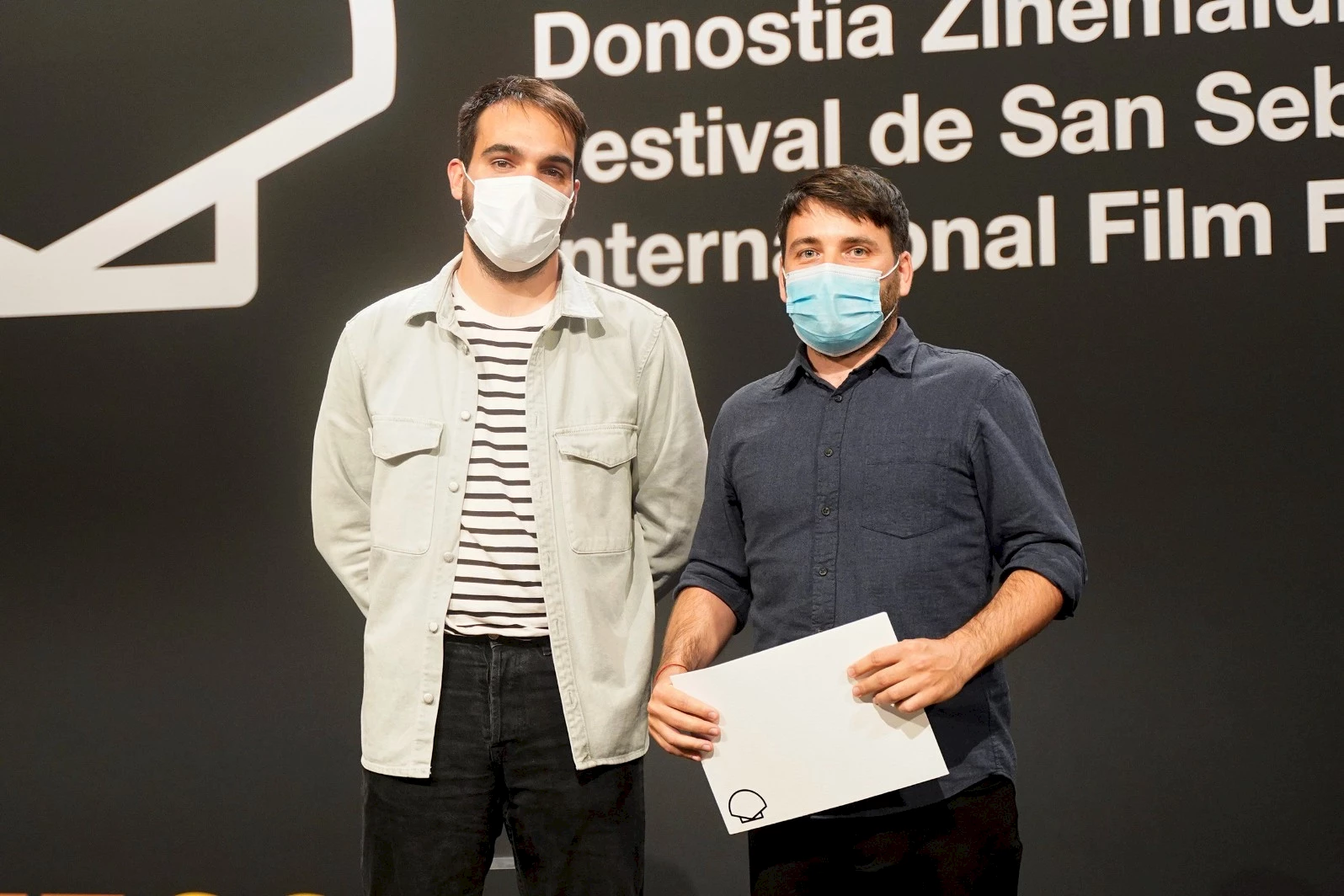 Presentation of the Irusoin Award. Ander Sagardoy and Eduardo Crespo.