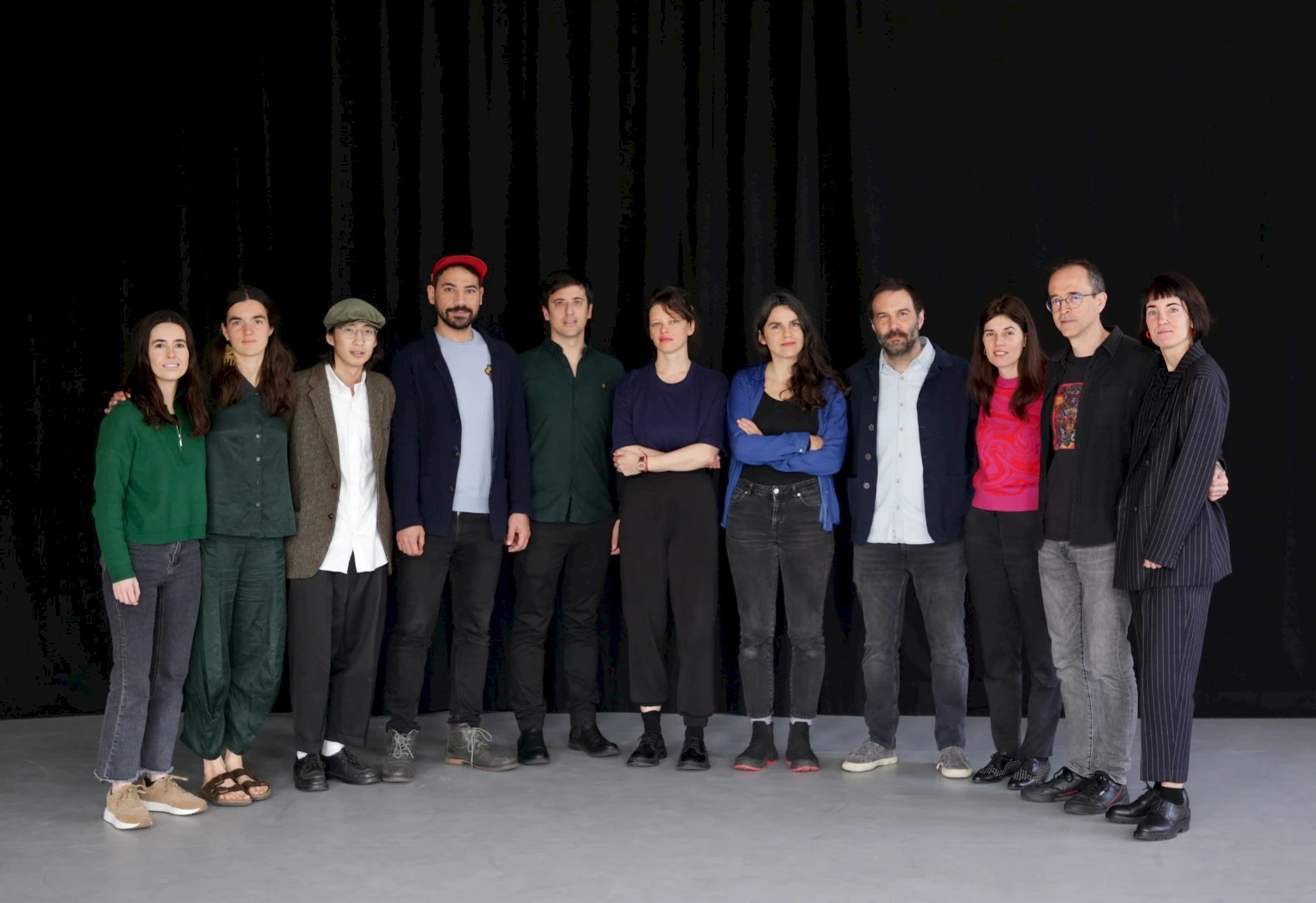 Ikusmira Berriak 2023ko egoiliarrak, erakundeetako ordezkariekin eta adituekin batera.