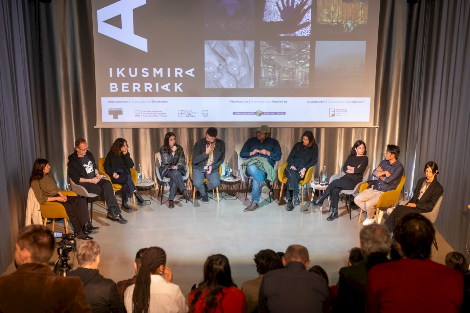 Rueda de prensa con las residentes y el comité de Ikusmira Berriak